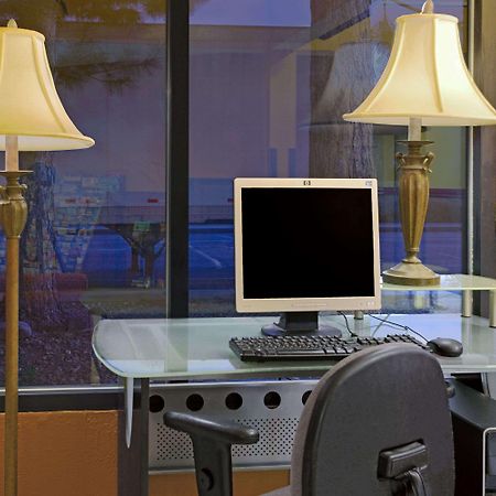 Super 8 By Wyndham Denver Stapleton Extérieur photo
