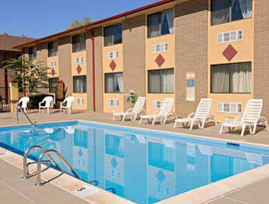 Super 8 By Wyndham Denver Stapleton Extérieur photo